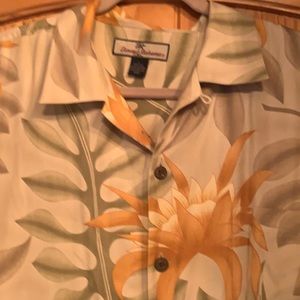 Tommy Bahama s L 100% silk short sleeve shirt